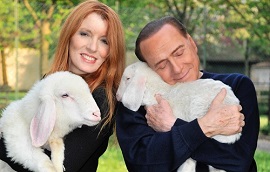Berlusconi e Brambilla con gli agnelli salvati dal macello